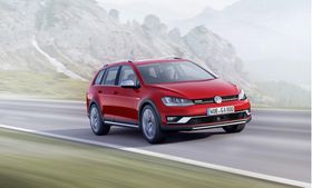 Golf Alltrack er Volkswagens Crossover-modell av Golf, men det finnes også et utall andre variasjoner over samme modell. Det kan tenkes at Tesla har samme strategi med Model 3.
