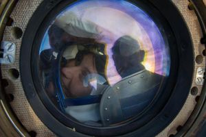 ESA-astronaut Samantha Cristoforetti titter ut på redningsarbeiderne etter en vellykket landing.