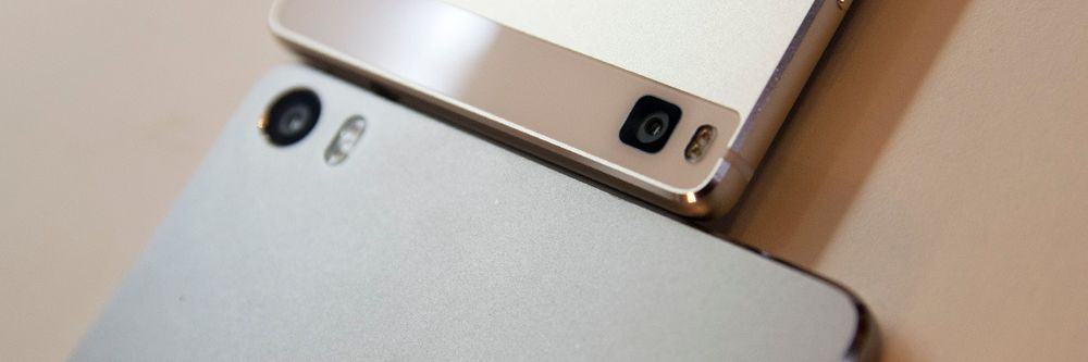Huawei P8 max nederst, den vanlige toppmodellen P8 øverst. Størrelsesforskjellen er betydelig.