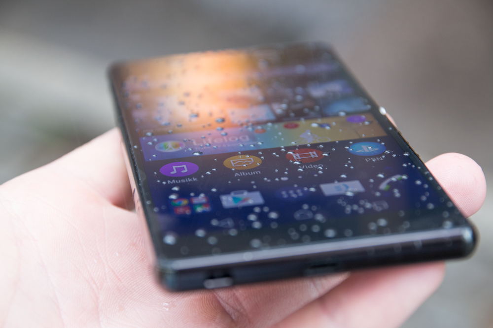 GLAD I VANN: Xperia Z3+ er sertifisert til å dykke ned til halvannen meters dybde i 30 minutte av gangen. Uten plagsomme gummipropper du må dra inn og ut.