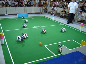 AIBO-er spiller fotball i RoboCup 2005 i Japan.