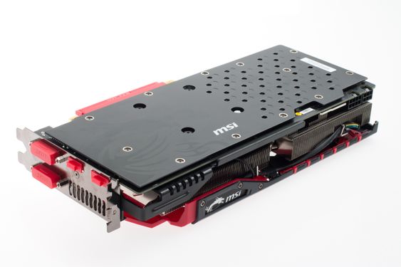 MSIs R9 390X har en bakplate av anodisert aluminium som både ser stilig ut og som hjelper til med å transportere bort varme.