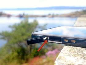 På Xperia Z sitter fuktindikatoren ved festet til minnekortluka.