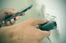 Dette vil vi helst slippe å gjøre så altfor ofte. Sjekk derfor batteritiden på din nye mobilervervelse.