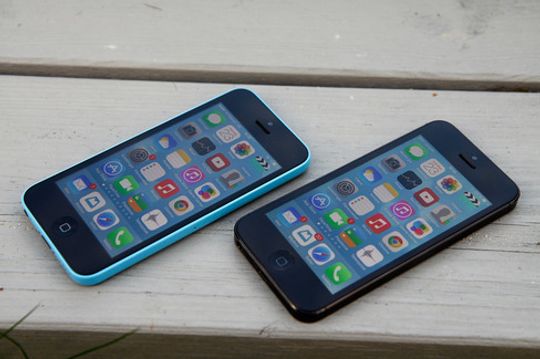 iPhone 5C til venstee, iPhone 5 til høyre. Disse er en god del billigere enn iPhone 5S.