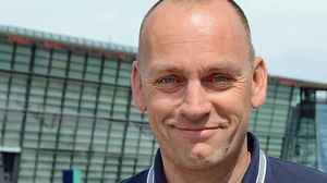 Leder for mobildivisjonen i Telenor Norge, Bjørn Ivar Moen, minner om at det er klokt å laste ned tyngre innhold som filmer før en reiser til utlandet - ellers spises datakvota fryktelig fort opp.