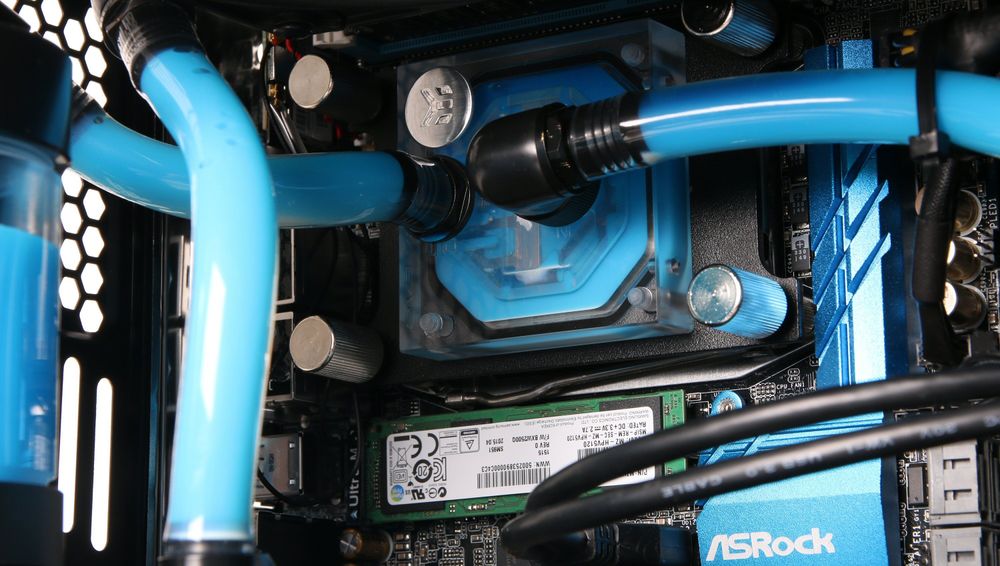 Detalj som viser CPU-blokka over den kjappe M.2-SSD-en fra Samsung.