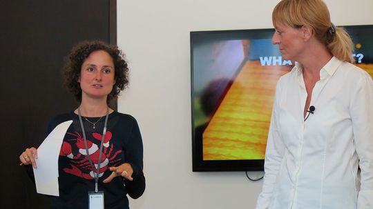 Juliette Legrand, direktør for PR og sosiale medier, her sammen med Charlotte Johs, direktør for global merkevareutvikling i Logitech. Sammen forsøker de å reprofilere Logitech som et mer offensivt og fargerikt selskap. .