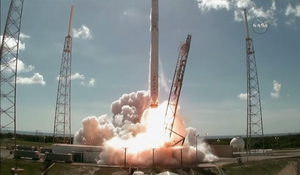 Her er SpaceX-raketten i ferd med å lette fra bakken. Noen sekunder senere går den i oppløsning.