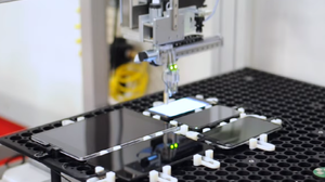Her er TouchBot i sving på flere ulike Android-enheter.