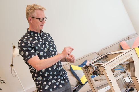 MANGE LEKETØY: Westerdals har en egen lab der studentene kan prøve ut ny teknologi. Her viser fagansvarlig på masterstudiet, Asle Fagerstrøm, hvordan 3d-skriveren deres fungerer.