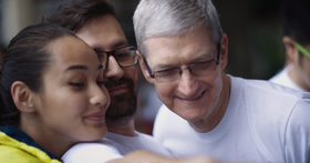 Tim Cook dukket også opp for å ta bilder med deltagerne.