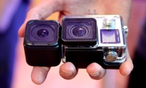GoPro Hero4 Session ved siden av en Hero4 Silver med hus.