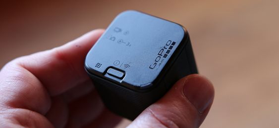 Baksiden av kameraet har en sekundær mikrofon, samt en sekundær knapp som lar deg sette opp fjerntilgang.