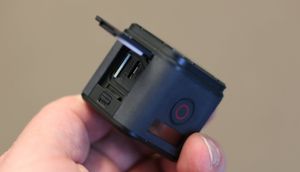 Bak en luke på siden finner vi plass for minnekort og mikro USB-kontakt for lading eller dataoverføring.