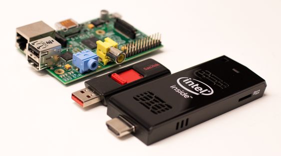 ICS er ikke store karen. Her sammenligner den størrelse med Raspberry Pi og en USB-minnepinne. Vi ser minnekortleseren lengst til høyre.