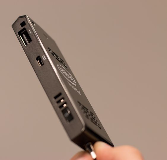 Micro-USB-port for strøm og en USB-port for tilkobling av ekstrautstyr. På den andre siden finner vi en Micro SD-kortleser.