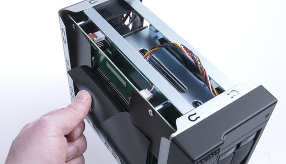 Asustor AS5002T er utstyrt med to plasser for minnemoduler, noe som gjør det enkelt å oppgradere til mer RAM.