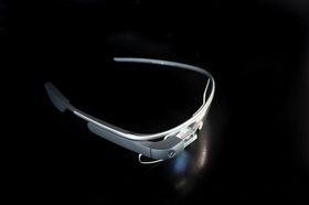 Google Glass har ennå ikke blitt sluppet kommersielt, men kommer stadig i nye utgaver.