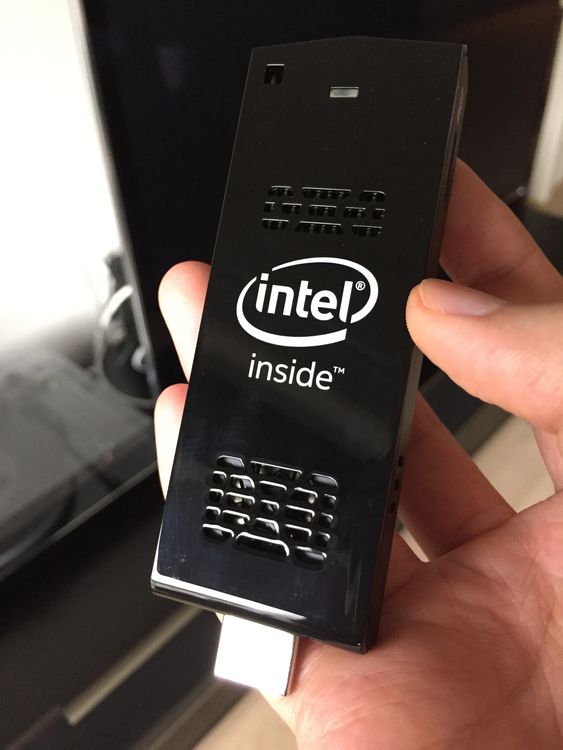 Den lille viften kommer til syne i nedre del av Compute Sticken og ser ut til å ta opp forholdsvis stor prosentvis plass.