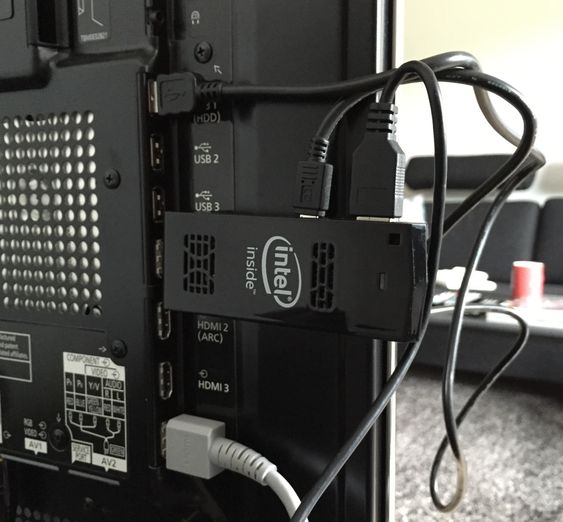 Det kan bli litt rotete bak TV-en, men her har vi koblet til et tastatur i USB-porten, noe du ikke trenger å gjøre. Det følger også med forlengelseskabel for HDMI-porten for deg som har det trangt bak TV-en eller skjermen.