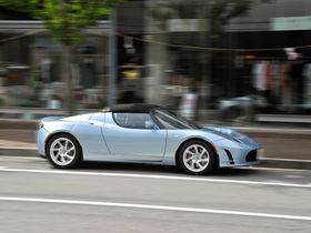 Tesla Roadster kommer tilbake i nye versjon om fire år.