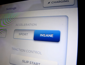 Denne knappen blir byttet om til «Lucicrous» i den nye Model S P85D.