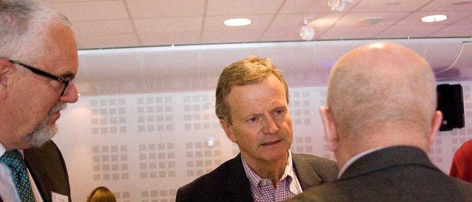 Tor Helge Lyngstøl og Jon Fredrik Baksaas i samtale med Torstein Olsen under Nkom agenda i juni. Onsdag legger Baksaas fram sitt siste kvartalsregnskap som Telenor-sjef og overlater roret til Sigve Brekke.