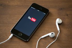 Av de mange timene med YouTube-innhold som nå konsumeres hver dag er det svært mye som spilles av på mobile enheter.
