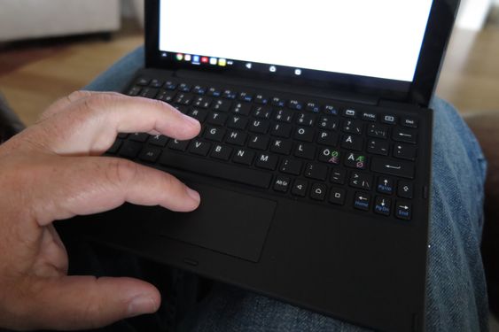 Tastaturet ligger stødig på fanget mens vi skriver. Det er akkurat så tungt at det hindrer brettet i å vippe bakover.