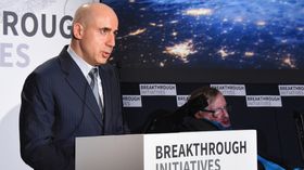 Yuri Milner på scenen sammen med fysiker Stephen Hawking.