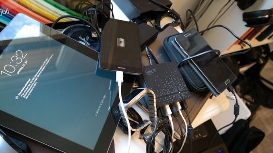 Den lille klossen like til høyre for midten av bildet er Smart Charge 8000. Den gjorde det kanskje ikke så veldig mye ryddigere på skrivebordet mitt ...