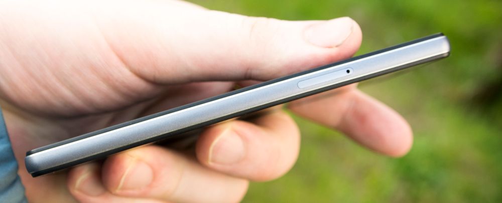 Slik er Nubia Z9 Mini ut fra siden.