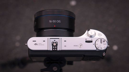Samsung NX500 sett ovenfra.