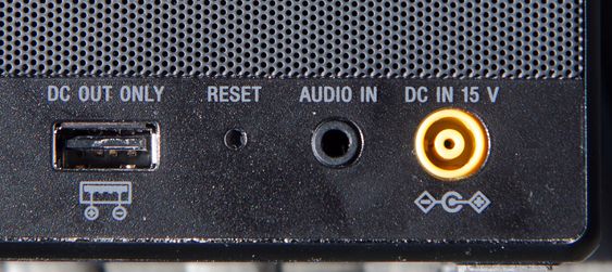 USB-porten på baksiden er praktisk for å lade mobilen.
