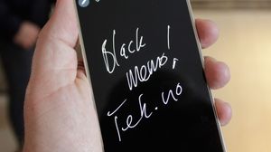 Black Memo er en ny funksjon i Note 5. Trekk ut pennen mens skjermen er slukket, og du kan ta notater på den sorte skjermen.
