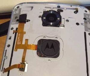 En fingersensor med M-logoen på havnet nesten der det i dag kun er en M-logo. Ventet Motorola og Google på standardisering av fingersikkerhet?