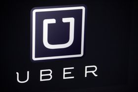 Uber er på kort tid nærmest blitt synonymt med bildeling. Nå vil selskapet kjøpe opp 500 000 Teslaer med selvkjørende egenskaper.