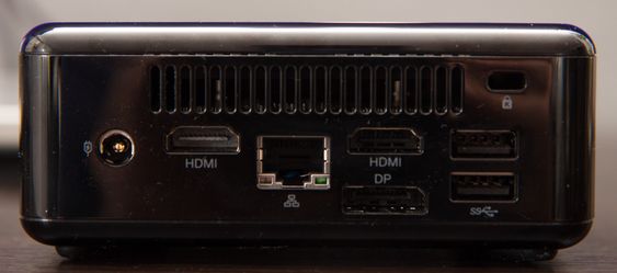Det er hele tre skjermutganger på baksiden; to HDMI og én DisplayPort.