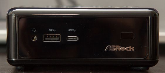 Foran er det både en vanlig USB 3.0-kontakt og en Type-C-kontakt.