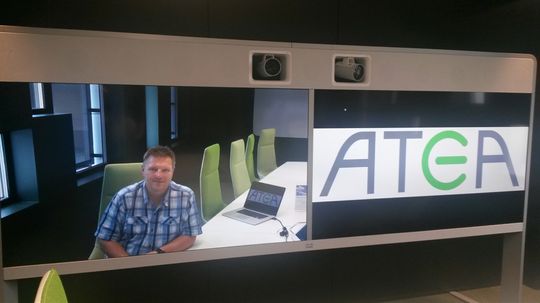NASJONALT SKOLETEAM: Gjermund Karlsen, her i en videokonferanse, jobber i IT-infrastruktur selskapet Atea.er sterkt involvert med rådgiving og leveranser til undervisningssektoren, og har et Nasjonalt skoleteam som bl.a. utvikler konsepter til klasserom landet over.Gjermund Karlsen og Atea har i mange år jobbet tett med Ungt Entreprenørskap for å bistå elev- og studentbedrifter i deres arbeid.Denne høsten arrangerer Atea og UE blant annet en «Gründer-camp» med 150 IT-studenter fra Høgskolen i Østfold.