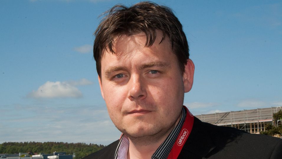 Produktdirektør Øyvind Lundbakk i Altibox jobber med et plaster på såret til kundene som ikke fikk sett premieren på Forsvaret tirsdag.