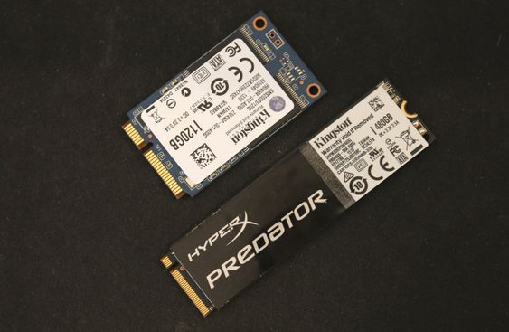 En mSATA SSD øverst, og M-nøklet (vi kommer til det) M.2-SSD under.
