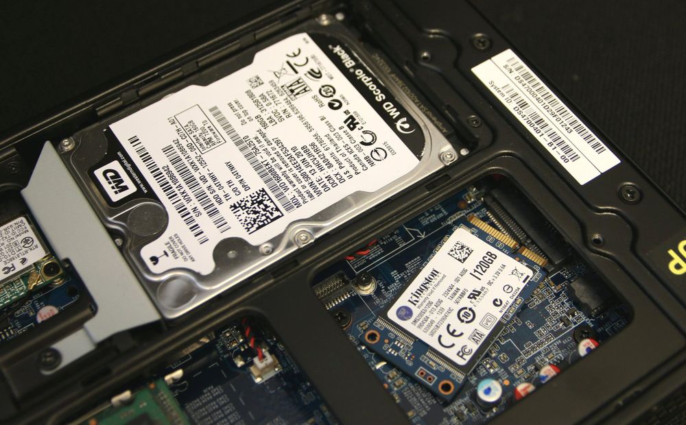 Den beskjedne mSATA-disken (nederst) er langt mindre enn en 2,5-tommers harddisk og kan monteres direkte på hovedkortet.