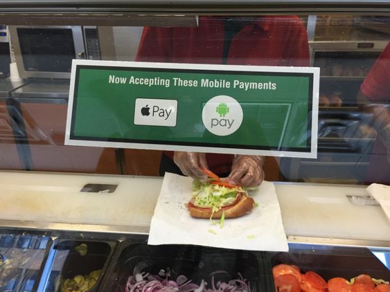 Klistremerker som dette popper fortsatt opp stadig nye steder i New York.