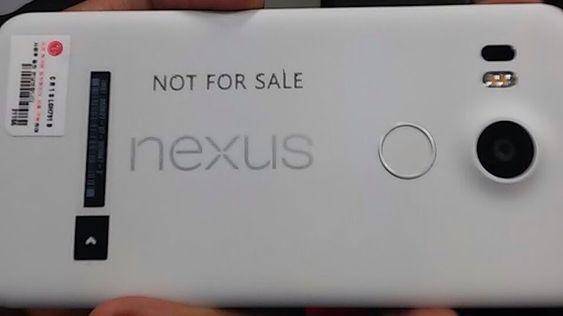 Også LGs Nexus-variant har en strategisk plassert ring på baksiden.