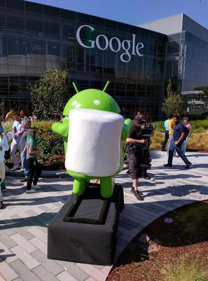 Dave Burke er en av Googles Android-sjefer, og la nylig ut dette bildet av Android-roboten som holder en marshmallow.