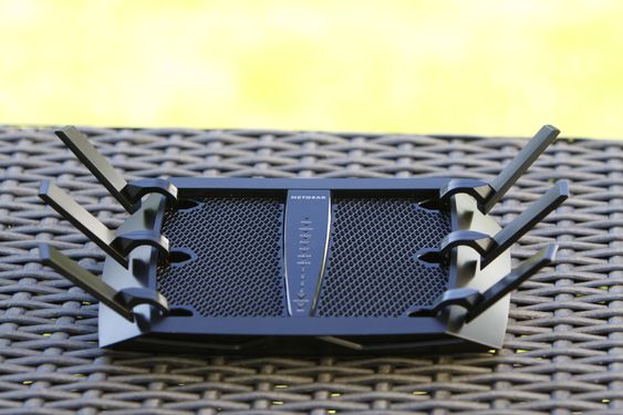 Netgear Nighthawk X6 er stor og ser nesten ut som ett eller annet fra en science fiction-film.