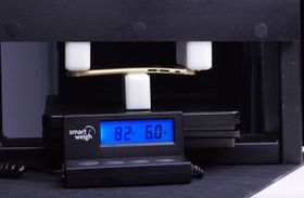 Her får iPhone 6S-rammen over til å bli en bøyd iPhone 6S-ramme. Men det er først etter imponerende 36 kilo!