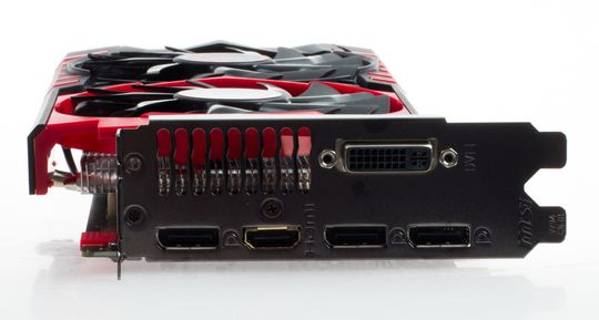 3x DisplayPort, 1x HDMI og 1x DL-DVI er hva du har å rutte med.